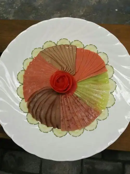 象形拼盘《玉扇》选手们各显厨艺作品选手们按照作品认真烹饪着烹饪