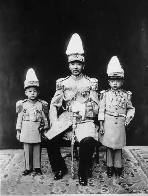 东北王张作霖老照片头戴皮帽江湖气息十足一副枭雄模样