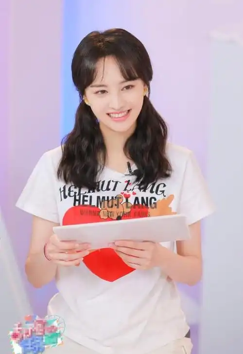 郑爽与男友张恒录节目眼神离不开对方两人同框郑爽的腿更长