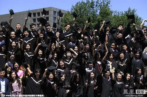 美女学生台下穿着学士服面目清秀,随后大家去校园中拍摄毕业照