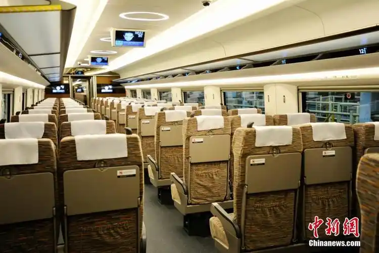 "复兴号"二等座车厢,整体采用暖色调,焕然一新(图片来自中新网)