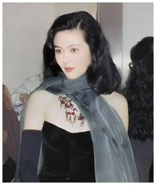 回首关之琳那段耀眼的巅峰时期,岁月的流逝不禁令人感叹光阴荏苒.