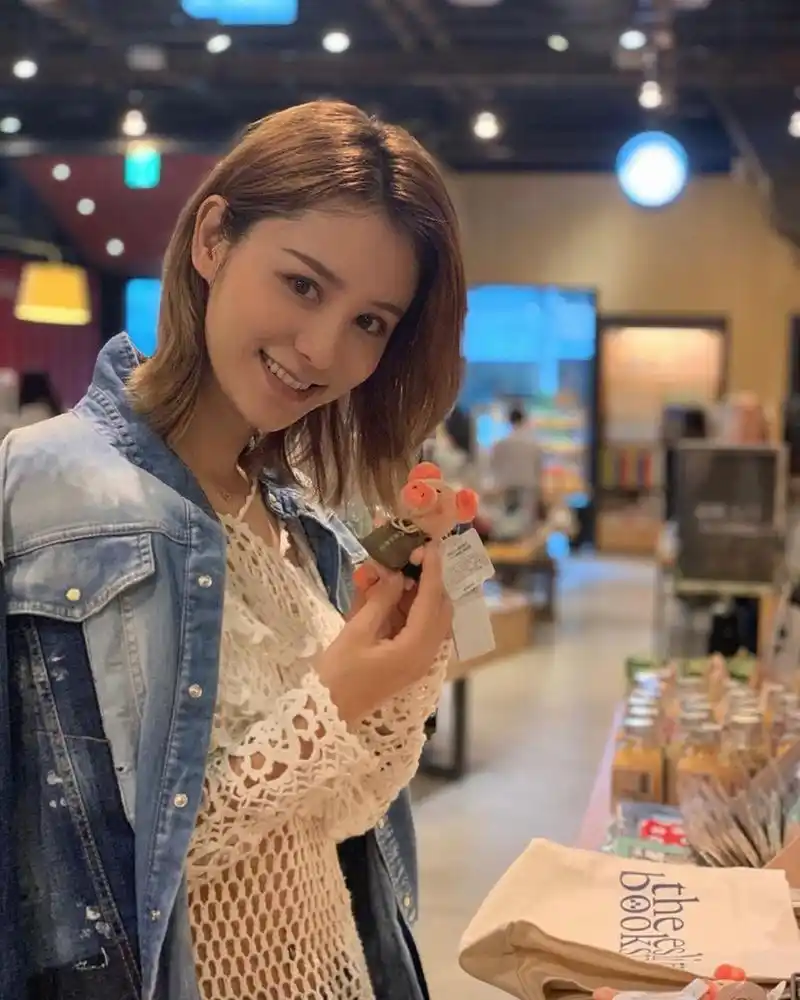 组图:林峯女友张馨月中秋晒美照 家人团聚手捧状元饼笑容甜美