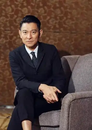 刘德华腿伤痊愈拍戏西装大背头造型华仔近六十还是那么帅