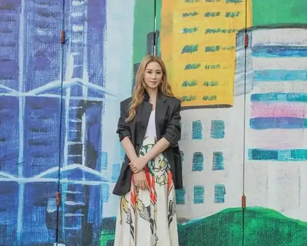 "千亿儿媳"徐子淇近照曝光,为婆家项目做宣传,颜值身材在线