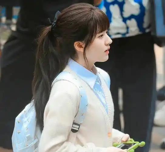 赵露思新剧校服高马尾造型好甜美,是很青春可爱的女高中生桑稚啊_飞吻