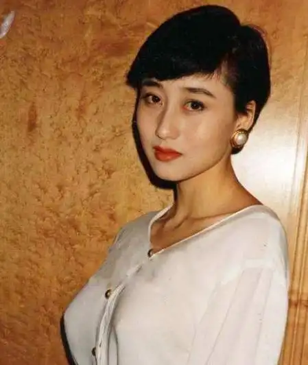 半只脚迈进赌王何鸿燊家门的利智为何转身嫁给了李连杰