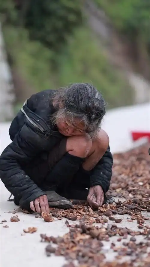 村里的留守老人,故土难离,一辈子,守望着,平淡,简单