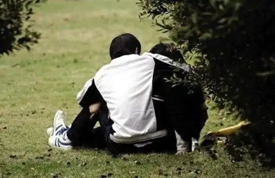 14岁以前学生早恋,全怪女生的勾引和暗示?特级教师言论引争议