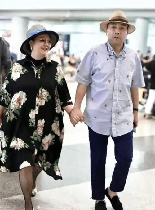 杨少华儿子风波后首发声,与原配牵手秀恩爱,疑否认出轨有私生子_杨议