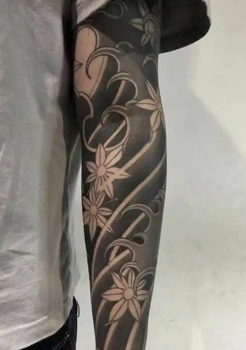 被称为刹车印的老传统花臂纹身图案