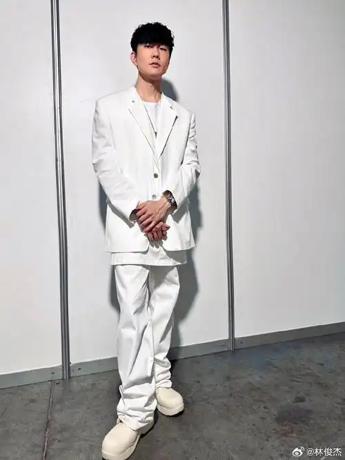 看起来真的不会变老啊!林俊杰晒与老友何炅合照