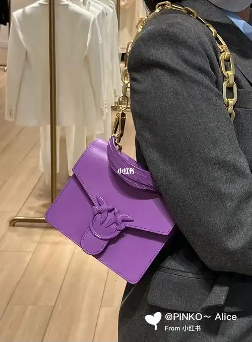 高贵的紫色包包带着一些浪漫气息呀