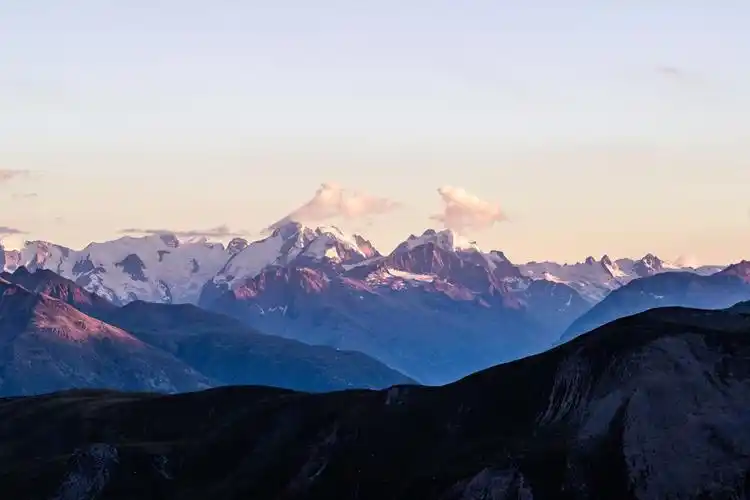 壮观的冬季雪峰图片