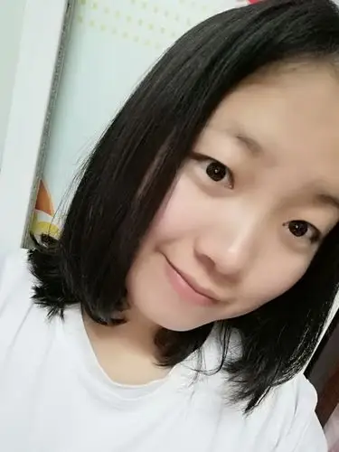 夜晚灯光下的素颜照  暗光也没有把荣耀20i 3200万的像素埋没  人像很