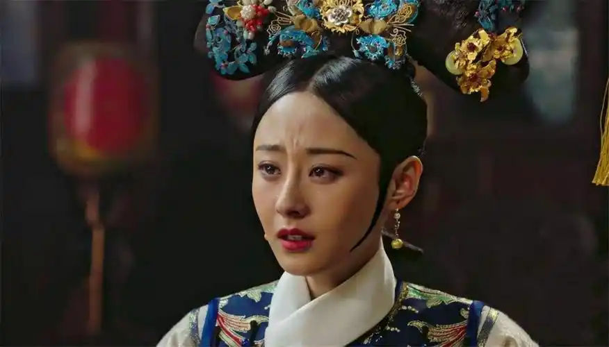 她与侄女一起进宫,侄女封后,她封嫔,侄女被害死