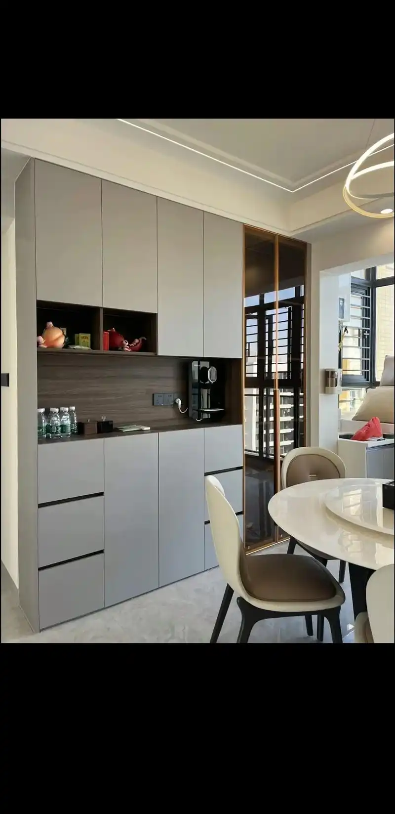 现代轻奢风格酒柜.现代风格酒柜,玻璃门部分可以酒和摆件,可以 - 抖音