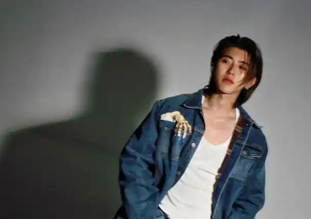 240128蔡徐坤新歌倒计时三天黑白艺术照引爆粉丝热情期待