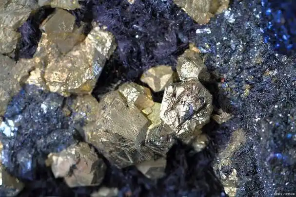 焙烧法是利用高温充气的条件下,使包裹金的硫化矿物分解为多孔的氧化