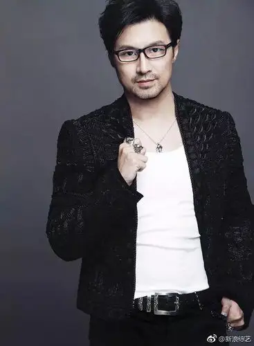 我好奇怪啊为什么汪峰的眼镜能把眼睛放大!