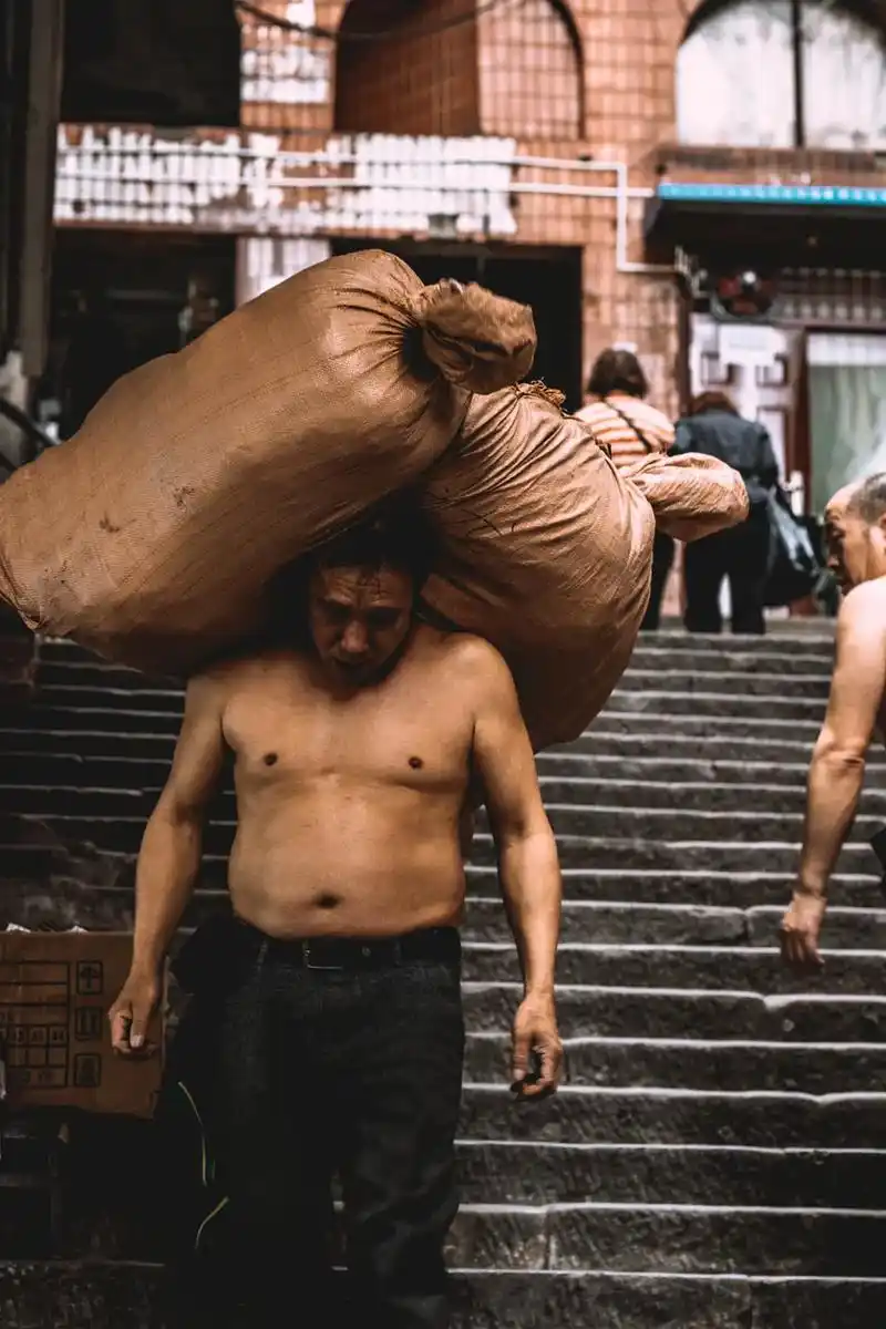 这些#山城棒棒军 你见过吗?#重庆来福士 背后竟然藏着这样一 - 抖音