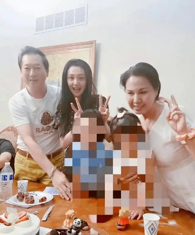 郑爽当妈后与儿女合影首曝光,全家围在一起庆生,俩孩子都长大了_照片