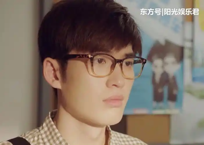 有种"逆袭"叫郑辉摘眼镜,五官精致帅气逼人,戏里戏外判若两人