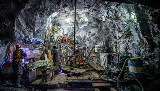 台湾金钻凤梨金矿开采地下照片