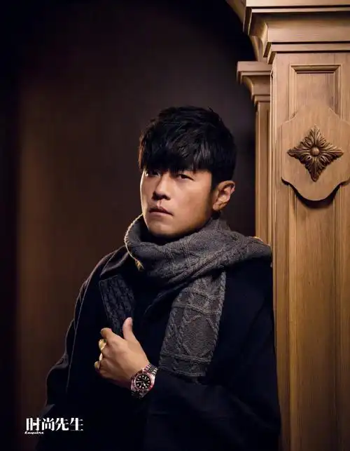 周杰伦冬日怀旧风大片#艺术创作需要随时迸发的灵感,写歌也是在用音符