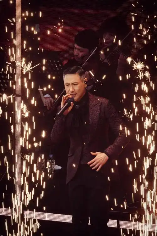 张学友60巡回演唱会香港站震撼启航歌神宝刀未老承诺唱到70岁