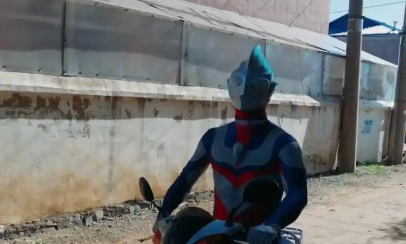 其实就是小群cos了一波奥特曼,奥特曼骑摩托车开播,这场景一般时候还