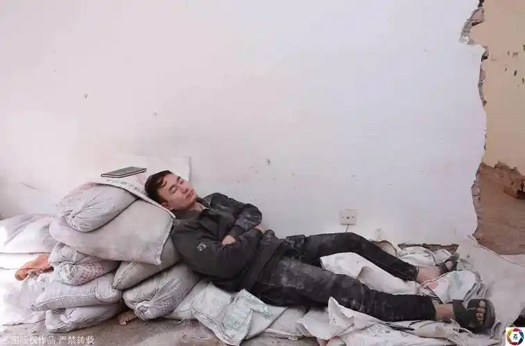 图为高辰永累了,躺在水泥包上休息一下.