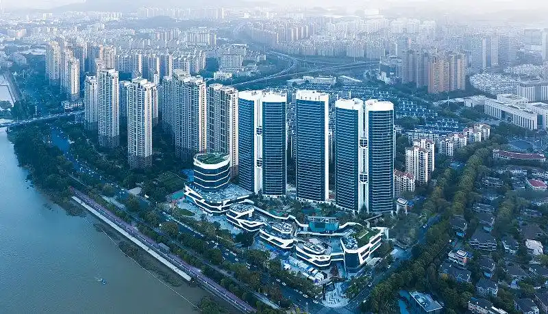 而位于福州闽江岸的融侨锦江项目,荣获国家房地产行业最高奖"广厦奖"