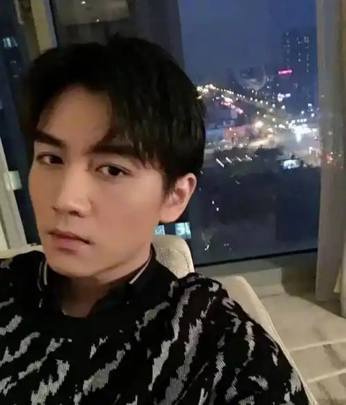 原创陈晓自拍放飞自我毫无偶像包袱网友表示快减肥吧