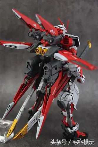 感觉不错的红色 小编语:班爷都已经出货了,这个红异端飞行背包