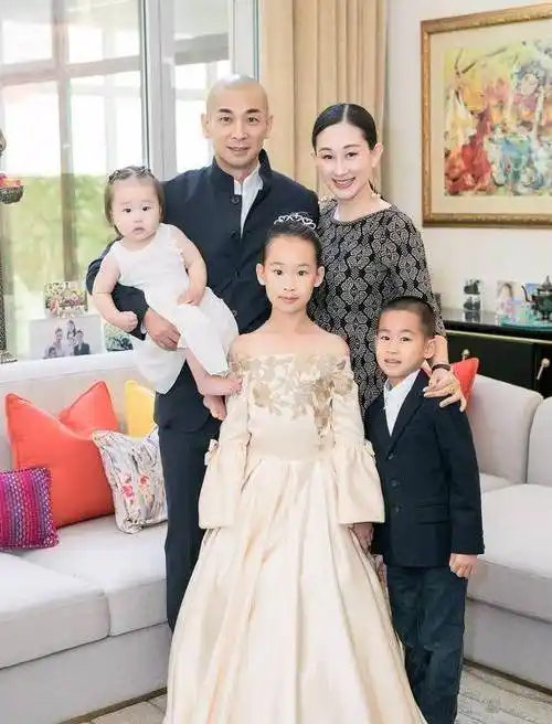 赵文卓儿子摘草莓,阳光帅气笑容灿烂,炯炯有神的眼睛非常像爸爸