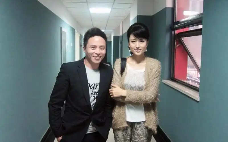 央视美女主持张蕾,隐瞒了6年的富豪老公,原来是我们熟悉的他!