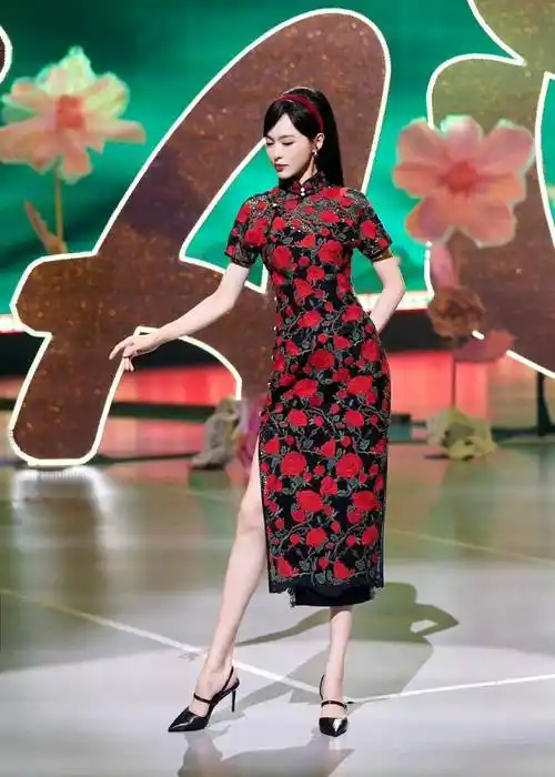 被"唐嫣"的上班图惊艳到!穿旗袍 黑长直发型,复古优雅又迷人