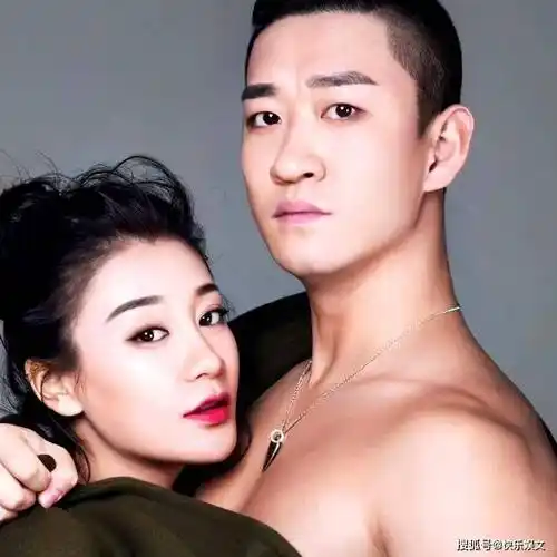 37岁曹云金与前妻亲密同框!