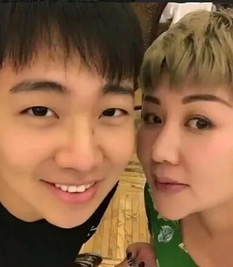 成名后的郭麒麟给在日本的生母胡中惠打电话说:"妈,您回来吧,儿子现在