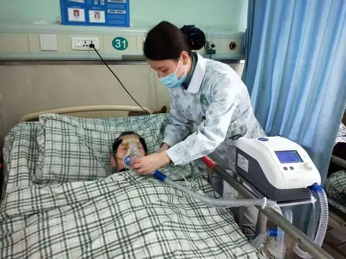10点钟护士王娇巡视病房时为患者带呼吸机辅助呼吸!