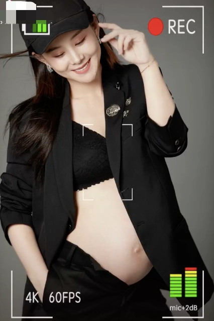 36岁李小萌晒二胎孕照大儿子亲吻孕肚十分可爱