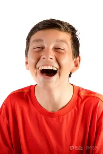 年轻十几岁的男孩上白哈哈大笑孤立