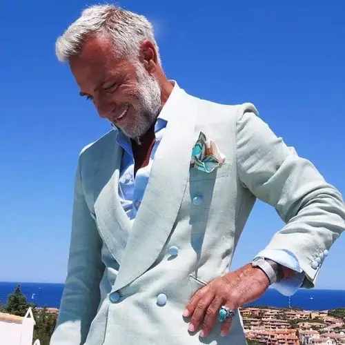 国外时尚老人侧面系领带qq头像