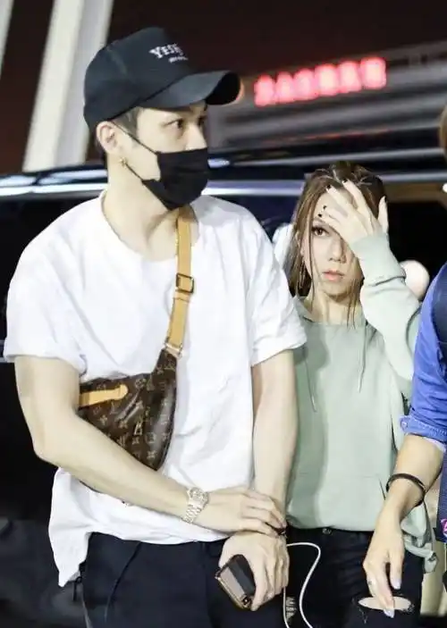 邓紫棋与男友机场现身变小鸟依人,一人独行又霸气侧漏却满脸幸福_mark