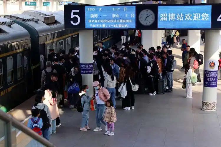 五一假期 7053公益"慢火车"成为热门出行选择