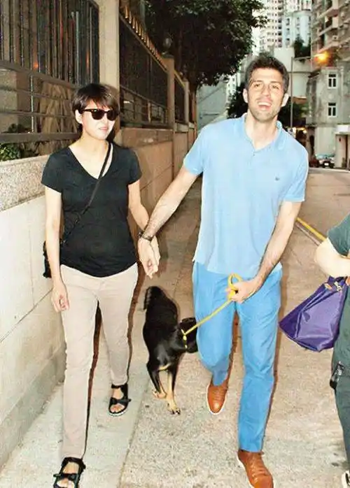 梁咏琪携外籍男友同框,黄发粉衫走甜美风,7岁女儿超可爱_身材_女生