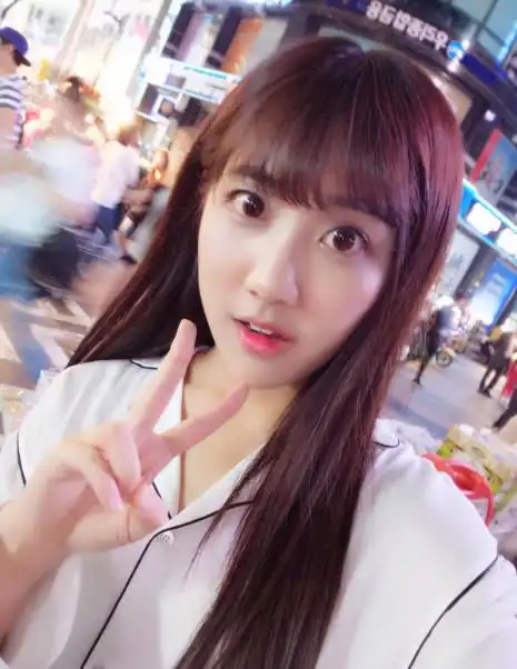 李艺彤网上晒自拍照,简直毫无ps痕迹!太美了