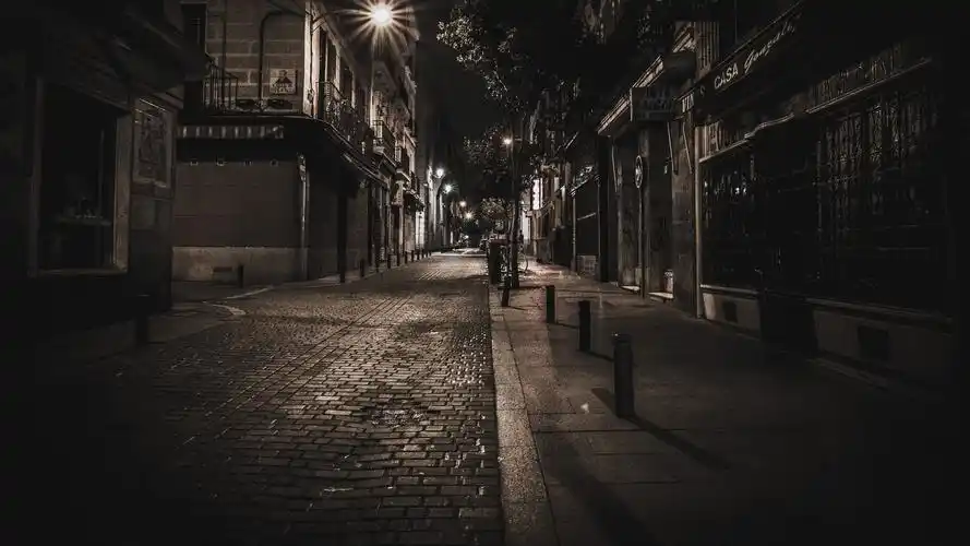 夜晚路灯伤感图片750x1334分辨率查看