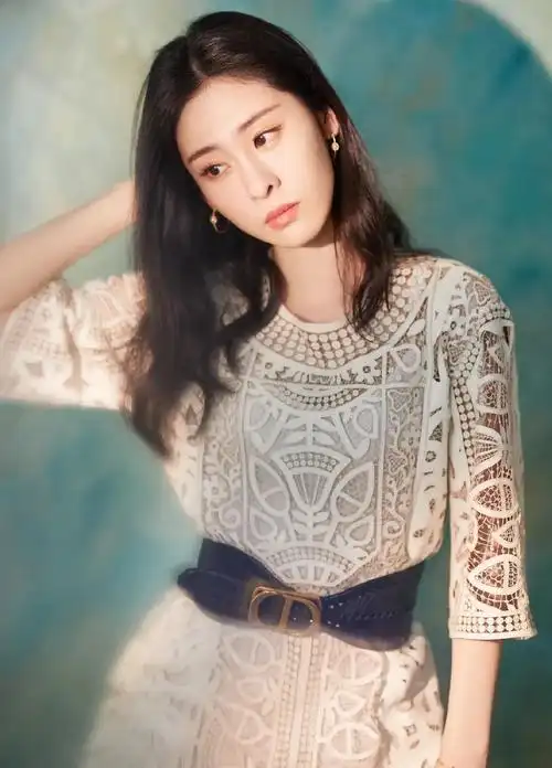 张碧晨美照楚楚动人